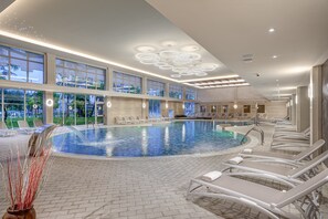 Una piscina cubierta, 3 piscinas al aire libre, tumbonas