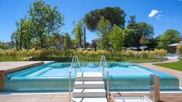 Indoor pool, 3 outdoor pools, pool loungers