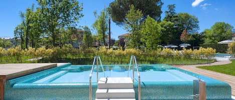 Piscine couverte, 3 piscines extérieures, chaises longues