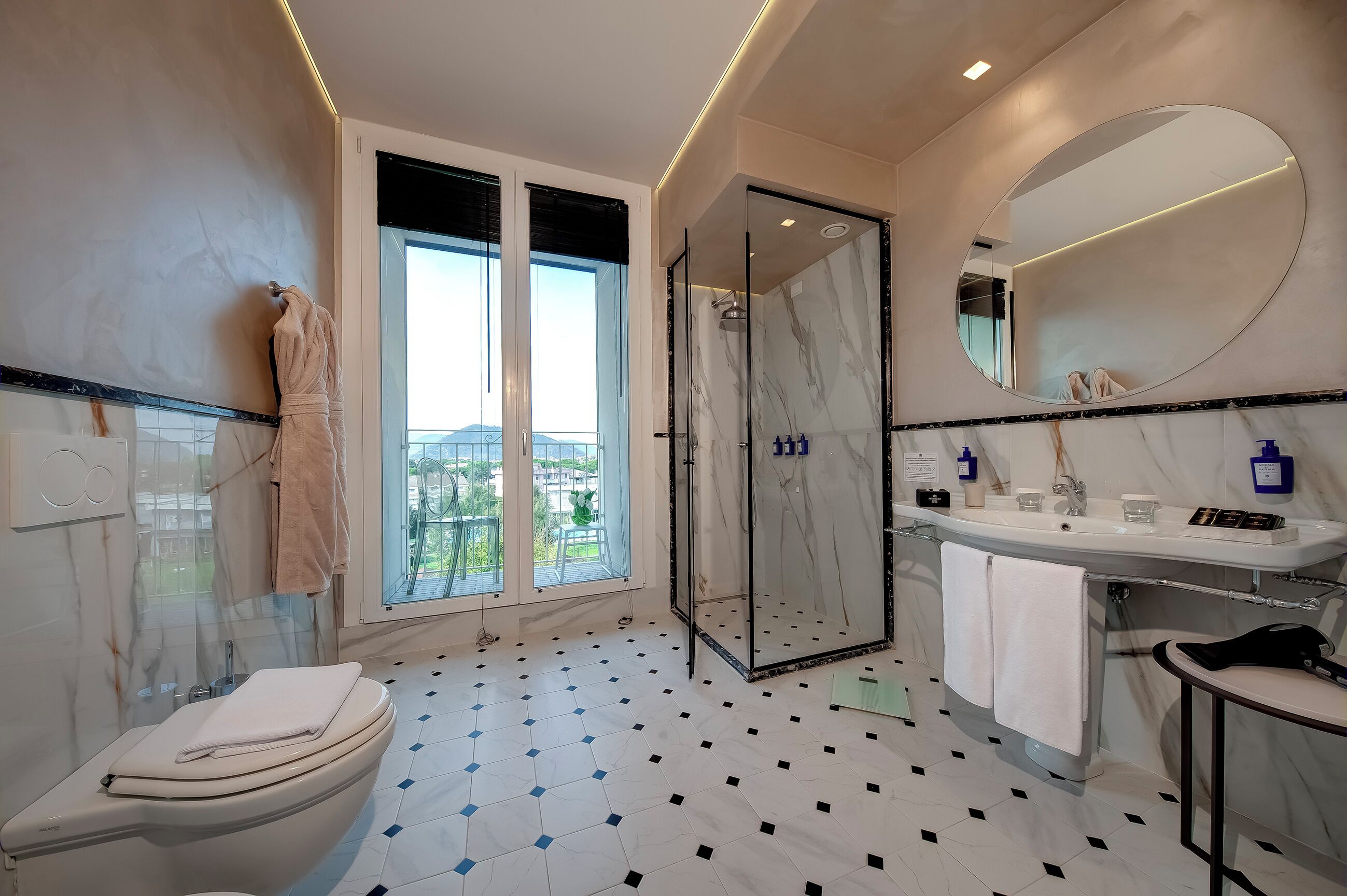 Un baño moderno con inodoro, ducha y lavamanos.