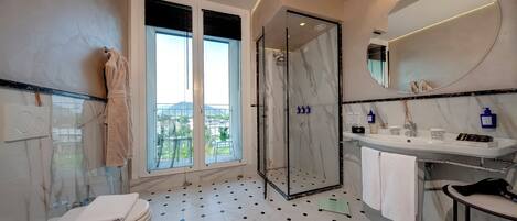 Un baño moderno con inodoro, ducha y lavamanos.
