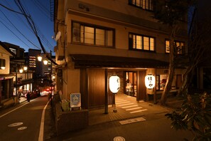 施設の正面 (日没後)