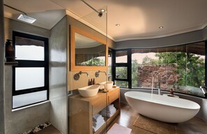 Executive-Suite, 2 Schlafzimmer | Badezimmer | Badewanne und Dusche (separat), Komfortbadewanne