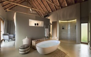 Bañera y ducha independientes, bañera profunda