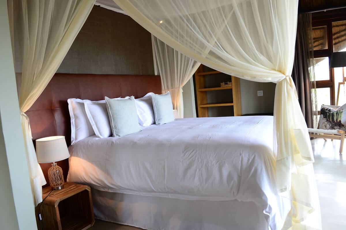 Premium bedding, free minibar, in-room safe, bed sheets