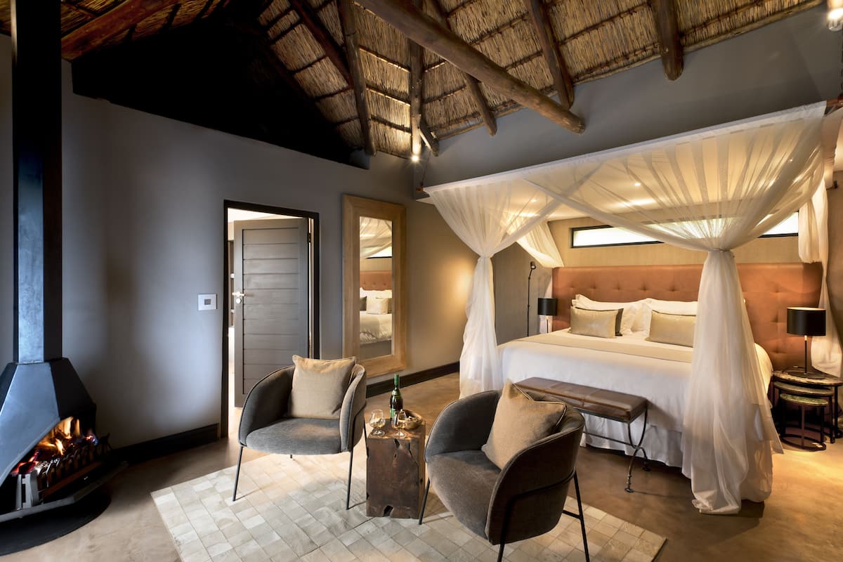 Suíte executiva, 2 quartos | 1 quarto, roupas de cama premium, frigobar (abastecido com itens grátis)