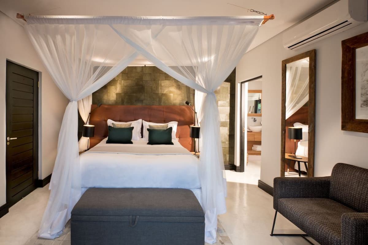 Deluxe Suite, 2 Bedrooms | Premium bedding, free minibar, in-room safe, bed sheets