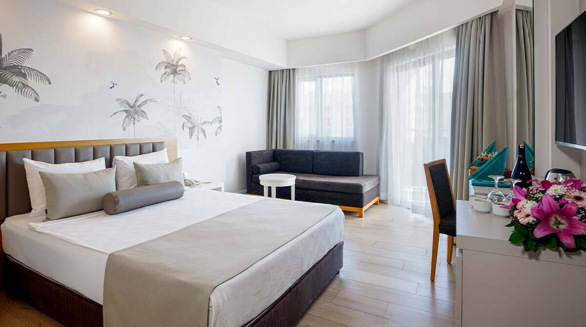 Minibar, caja de seguridad en la habitación y escritorio 
