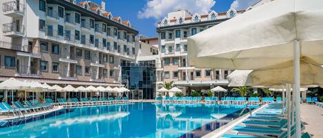 Indoor pool, 2 outdoor pools