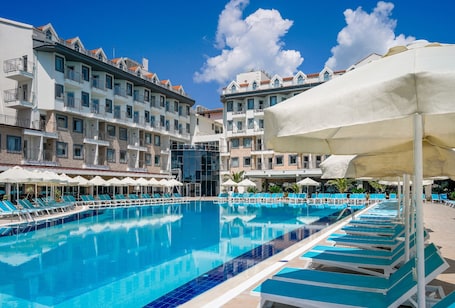 Una piscina techada, 2 piscinas al aire libre