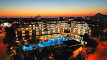 Piscine couverte, 2 piscines extérieures