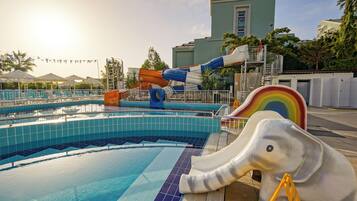 Indoor pool, 2 outdoor pools