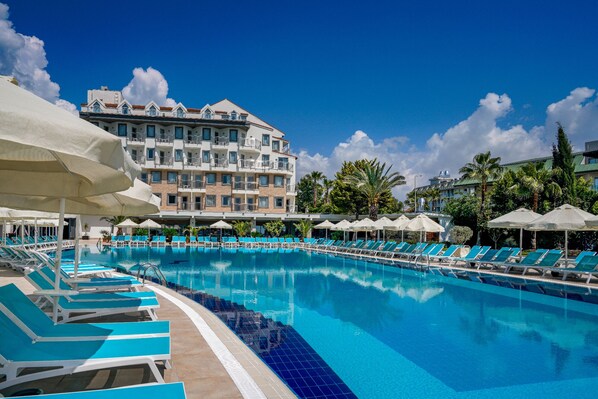 Indoor pool, 2 outdoor pools