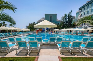 Indoor pool, 2 outdoor pools