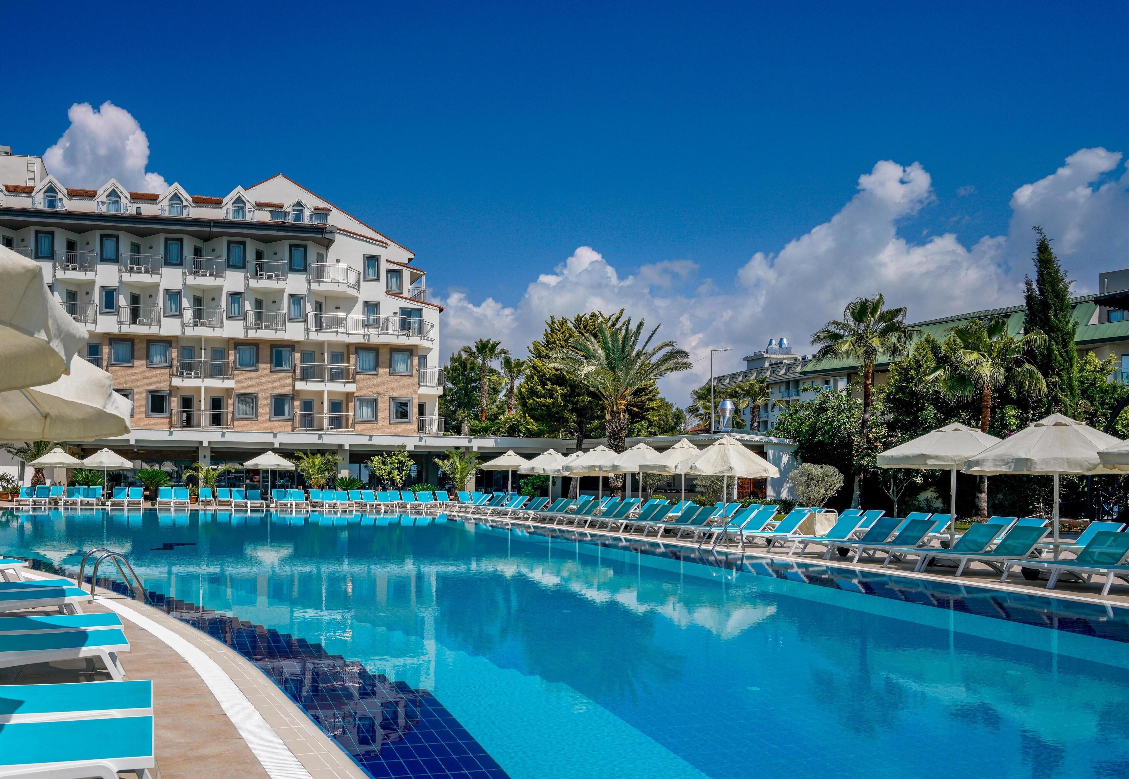 Indoor pool, 2 outdoor pools