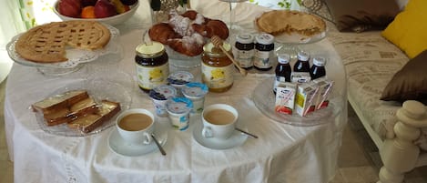 Desayuno con opciones de la cocina local incluido todos los días