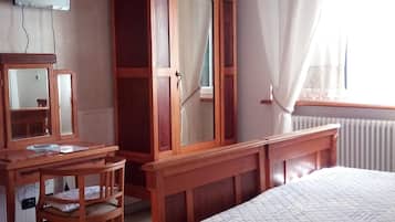 Kahden hengen romanttinen huone, näköala puutarhaan | Tallelokero huoneessa, työpöytä, vauvansängyt, lisävuoteet