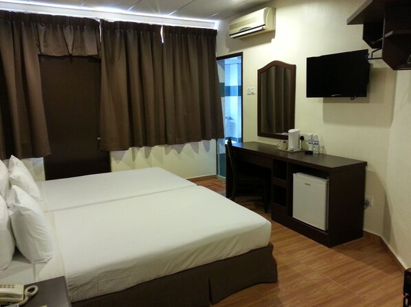 Superior Twin Room | In-room safe, desk, iron/ironing board, free WiFi