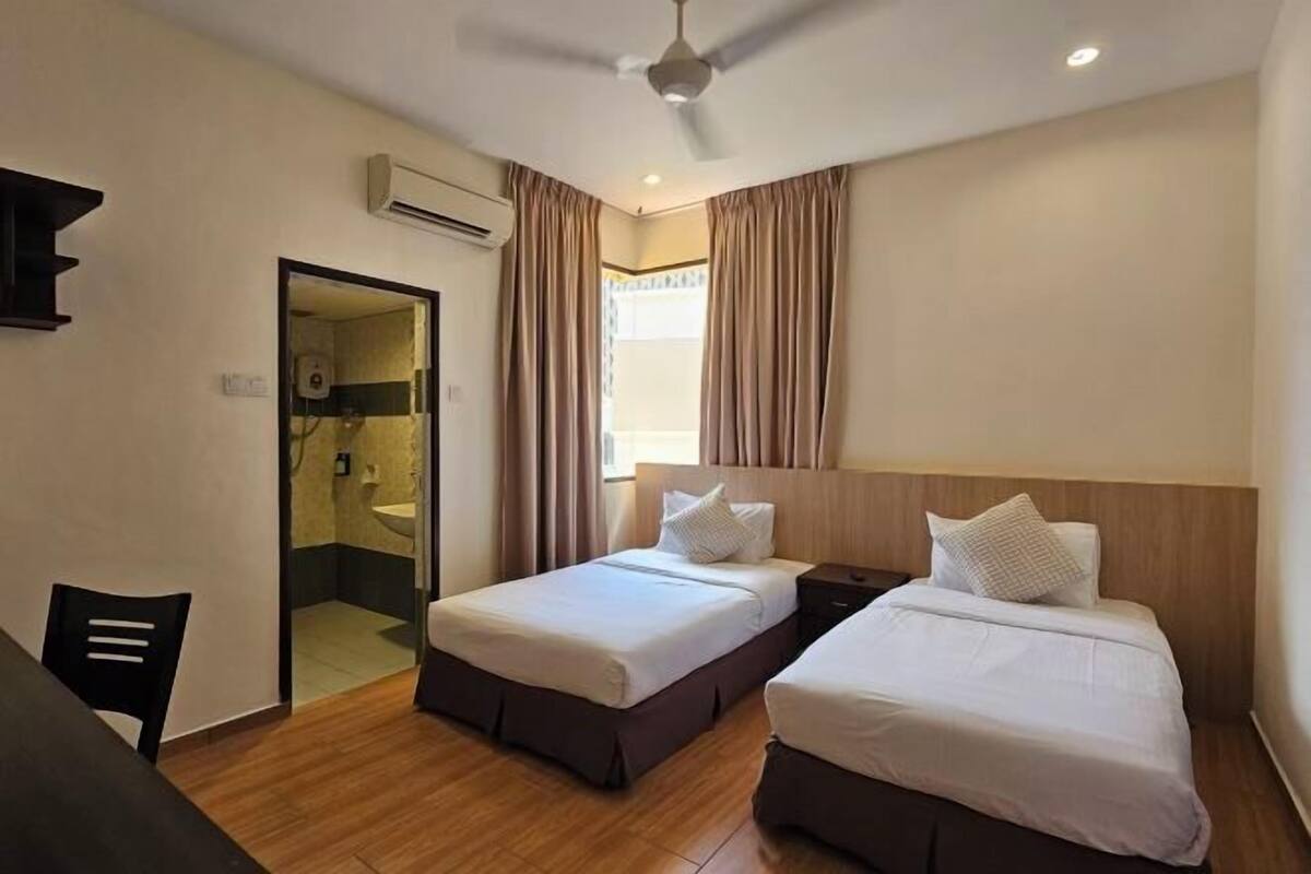 Caja de seguridad en la habitación y escritorio