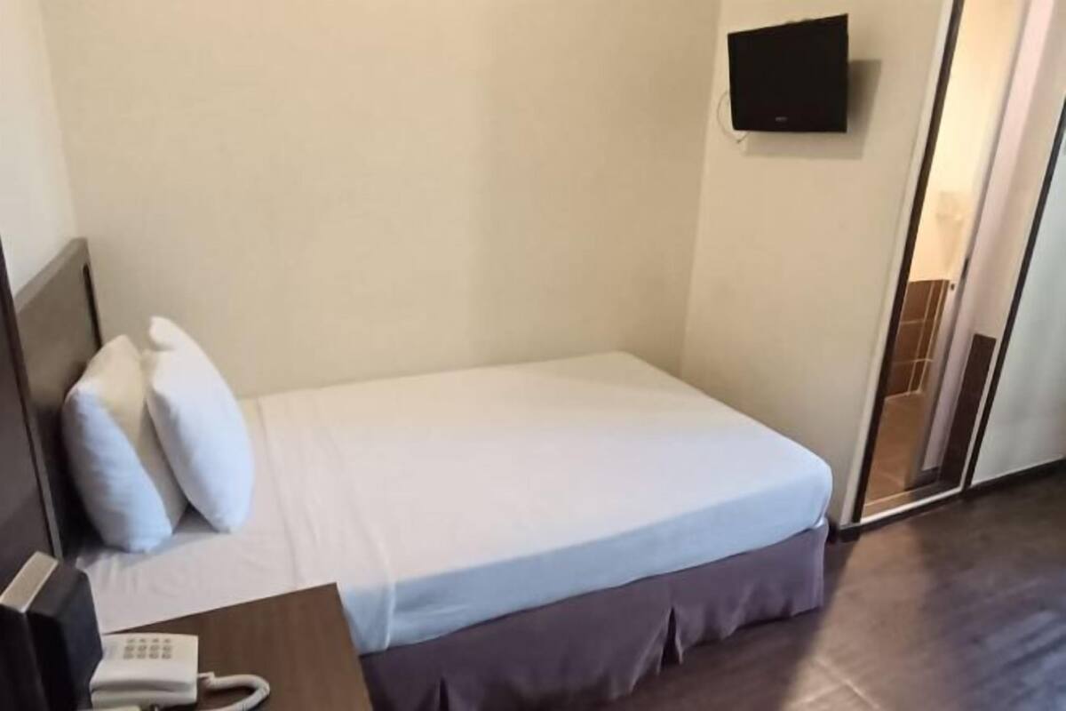 In-room safe, desk, iron/ironing board, free WiFi