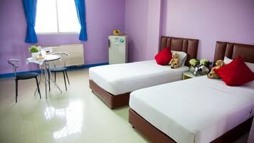 Deluxe Twin Room | Frigobar, escrivaninha, cortinas blackout, Wi-Fi de cortesia