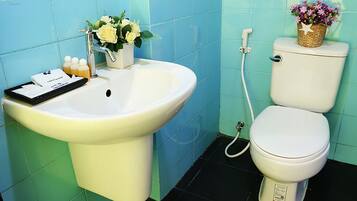 VIP Twin Bed Room | Banheiro | Chuveiro, produtos de toalete grátis, toalhas de banho