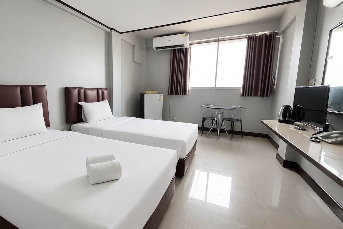 Deluxe Twin Room | Minibar, desk, blackout drapes, WiFi (free)