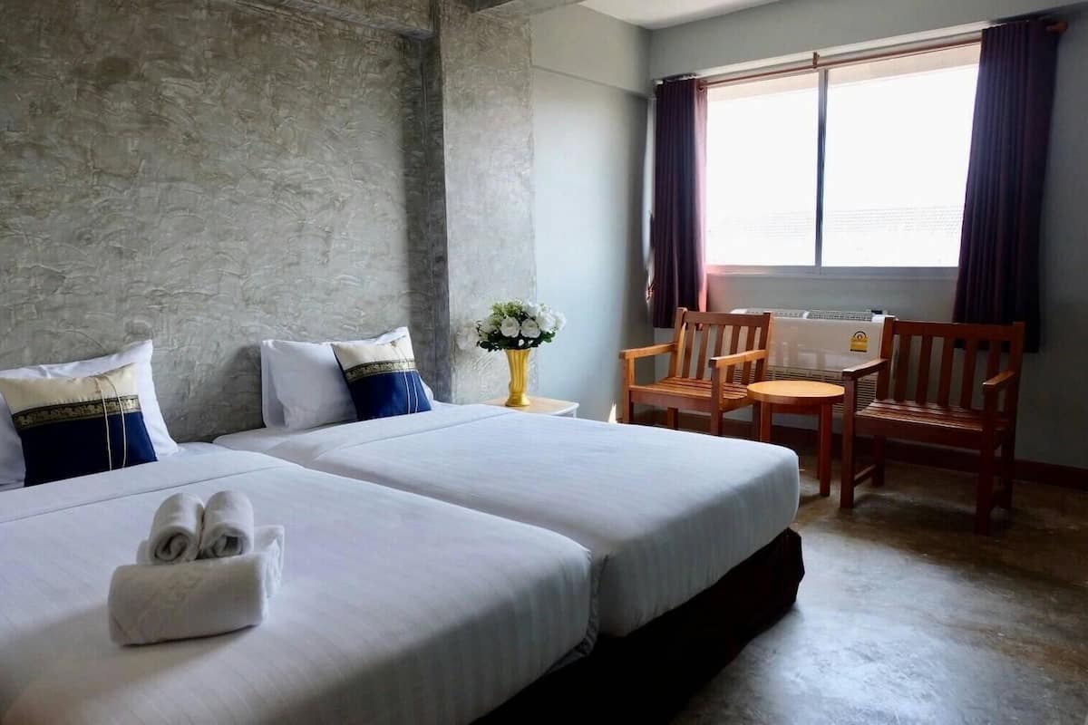 Minibar, bàn, màn/rèm cản sáng, truy cập Internet không dây miễn phí
