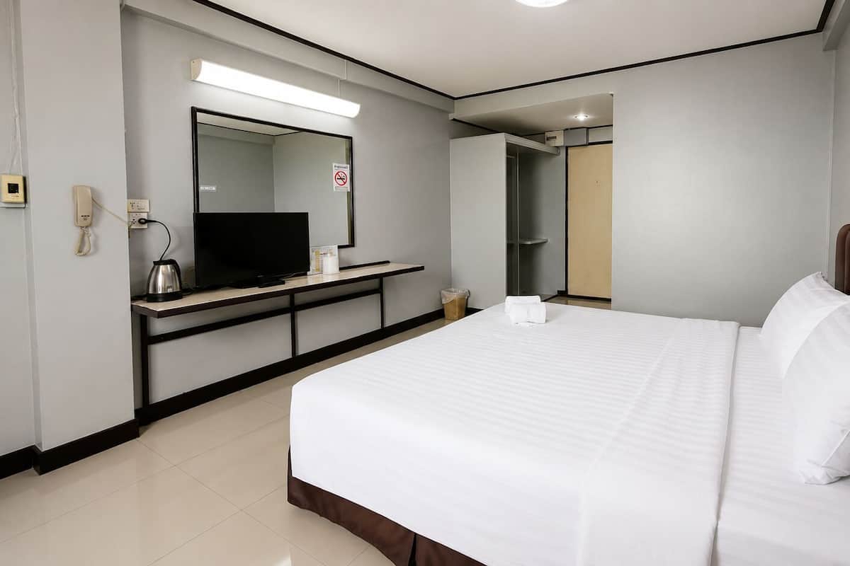 Deluxe Double Room | Minibar, desk, blackout drapes, WiFi (free)