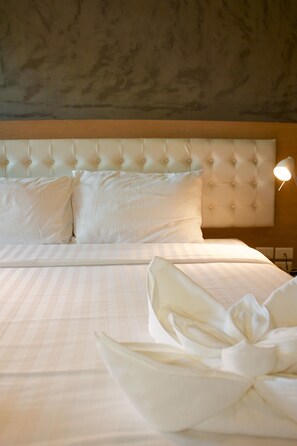 Deluxe Room, 1 King Bed, Balcony, Hill View | Minibar, in-room safe, desk, blackout drapes - Small Shells (Patong)