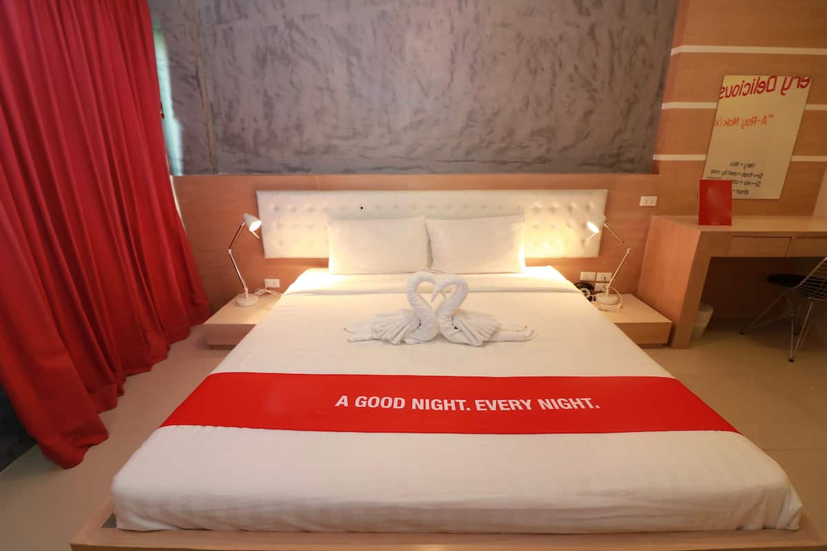 Chambre Deluxe, 1 très grand lit, balcon, vue sur la colline | Minibar, coffre-fort, bureau, rideaux d’obscurcissement