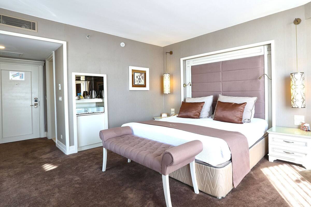 Standard Room, Garden View | Minibar, in-room safe, desk, WiFi (free)