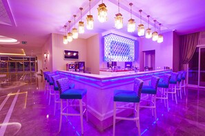 2 bars-salons, bar attenant à la piscine, bar sur la plage
