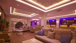 A spacious lobby with a modern design, featuring sofas, armchairs, and a reception desk. - Diamond Elite Hotel & Spa - Adults Only (Manavgat)