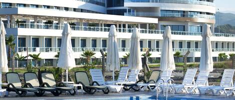 Piscine couverte, parasols de plage, chaises longues