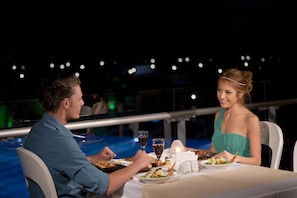 4 restaurants; breakfast, lunch and dinner served