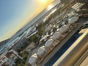 Quarto standard, vista para o mar | Terraço/pátio