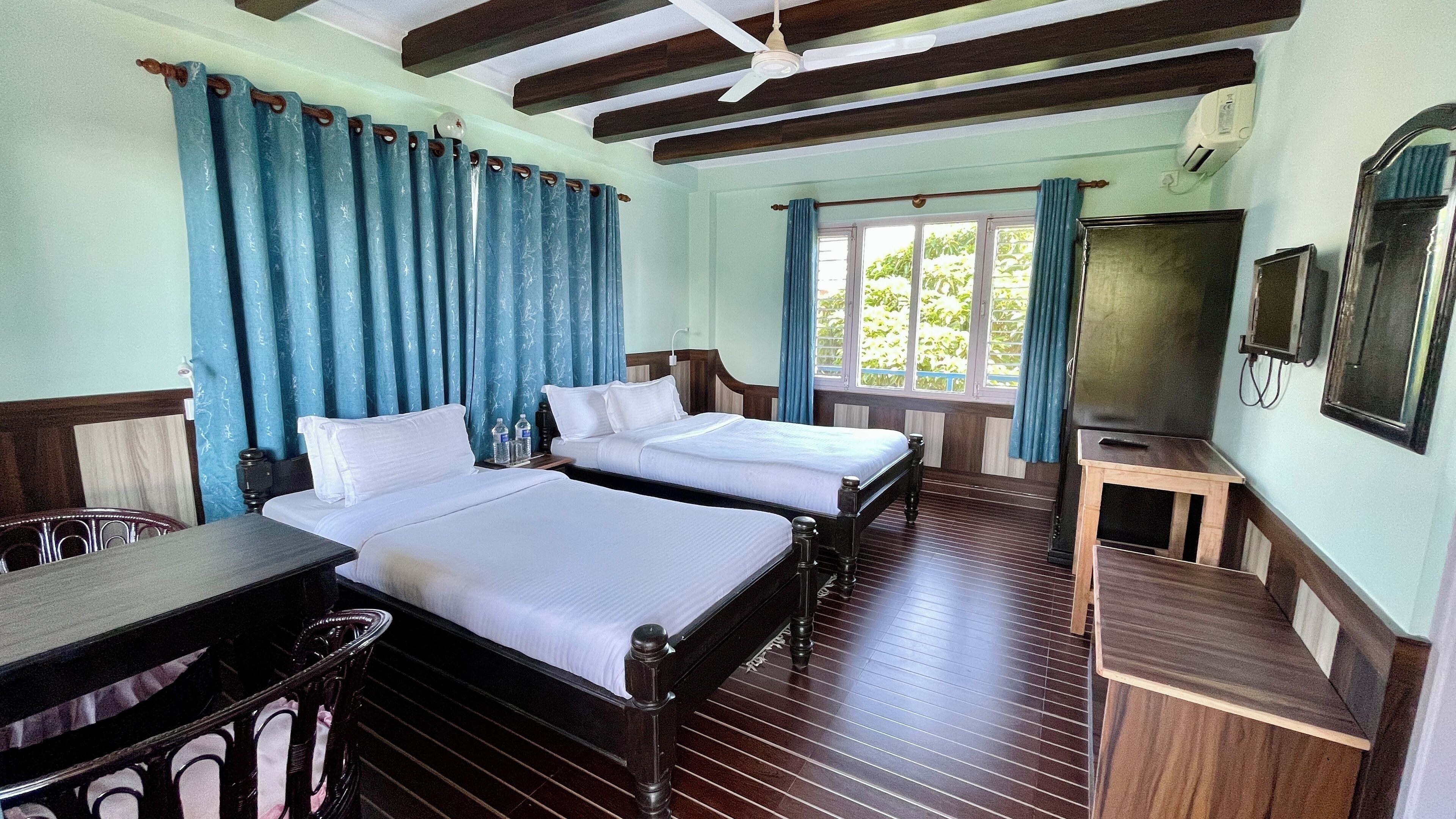 Deluxe Room, 1 Bedroom, Terrace, Mountain View | Desk, free WiFi