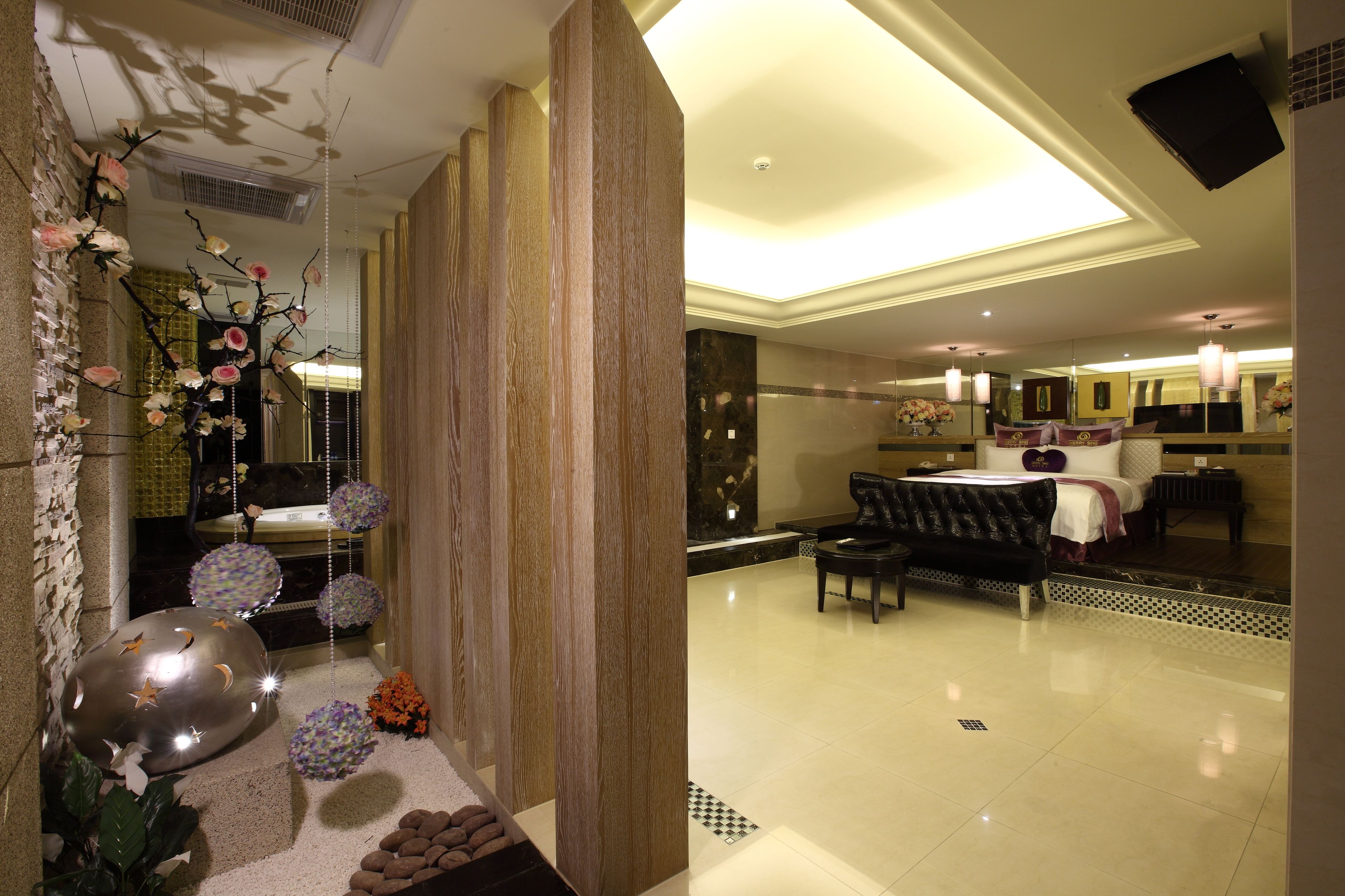 business double room, 1 double bed (no one guest is allowed) | living room | led tv