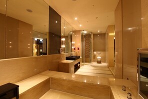 Chambre Affaires double, 1 lit double (No one guest is allowed) | Salle de bain | Ensemble baignoire-douche, baignoire à remous