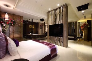 Business-Doppelzimmer, 1 Doppelbett (No one guest is allowed) | Schreibtisch, kostenloses WLAN