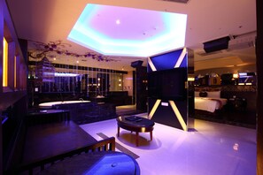 Habitación empresarial doble, 1 cama matrimonial (No one guest is allowed) | Área de sala de estar | Televisión LED 