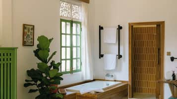 Minibar, in-room safe, desk, free WiFi