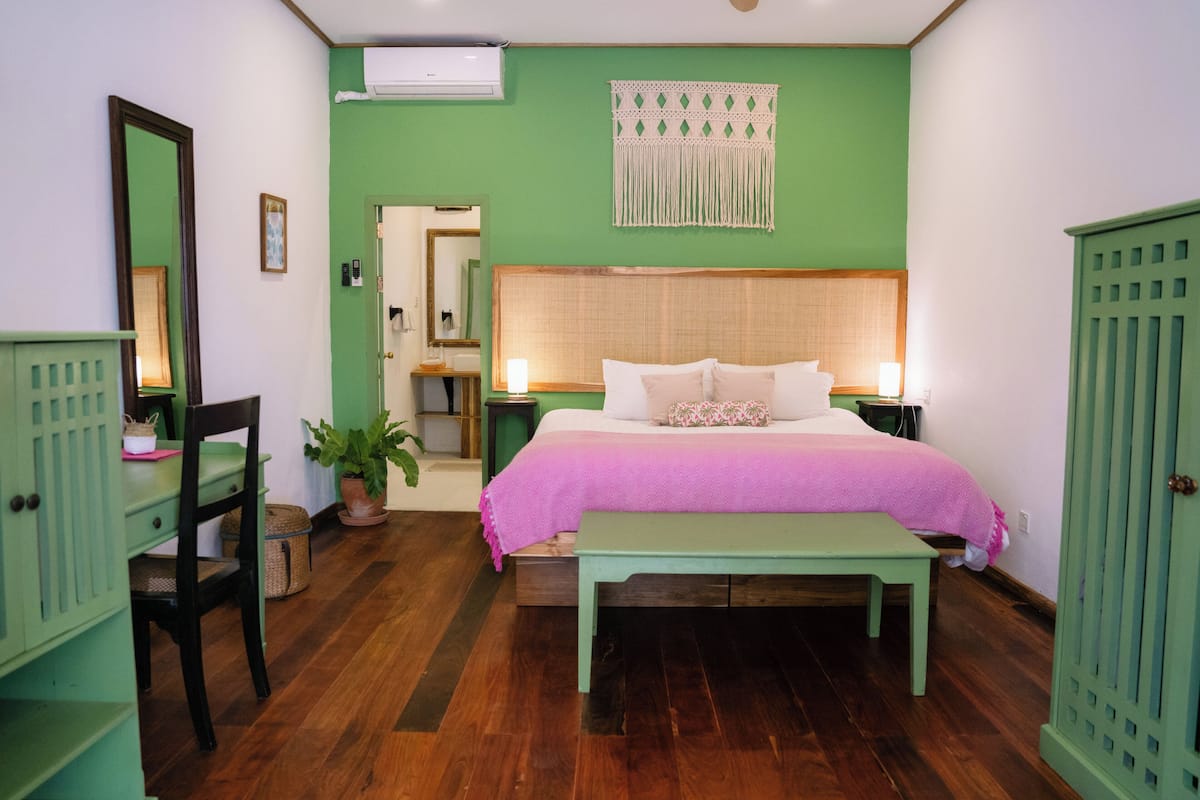 Standard Double or Twin Room | Bar mini, peti besi dalam bilik, meja, Wi-fi percuma 