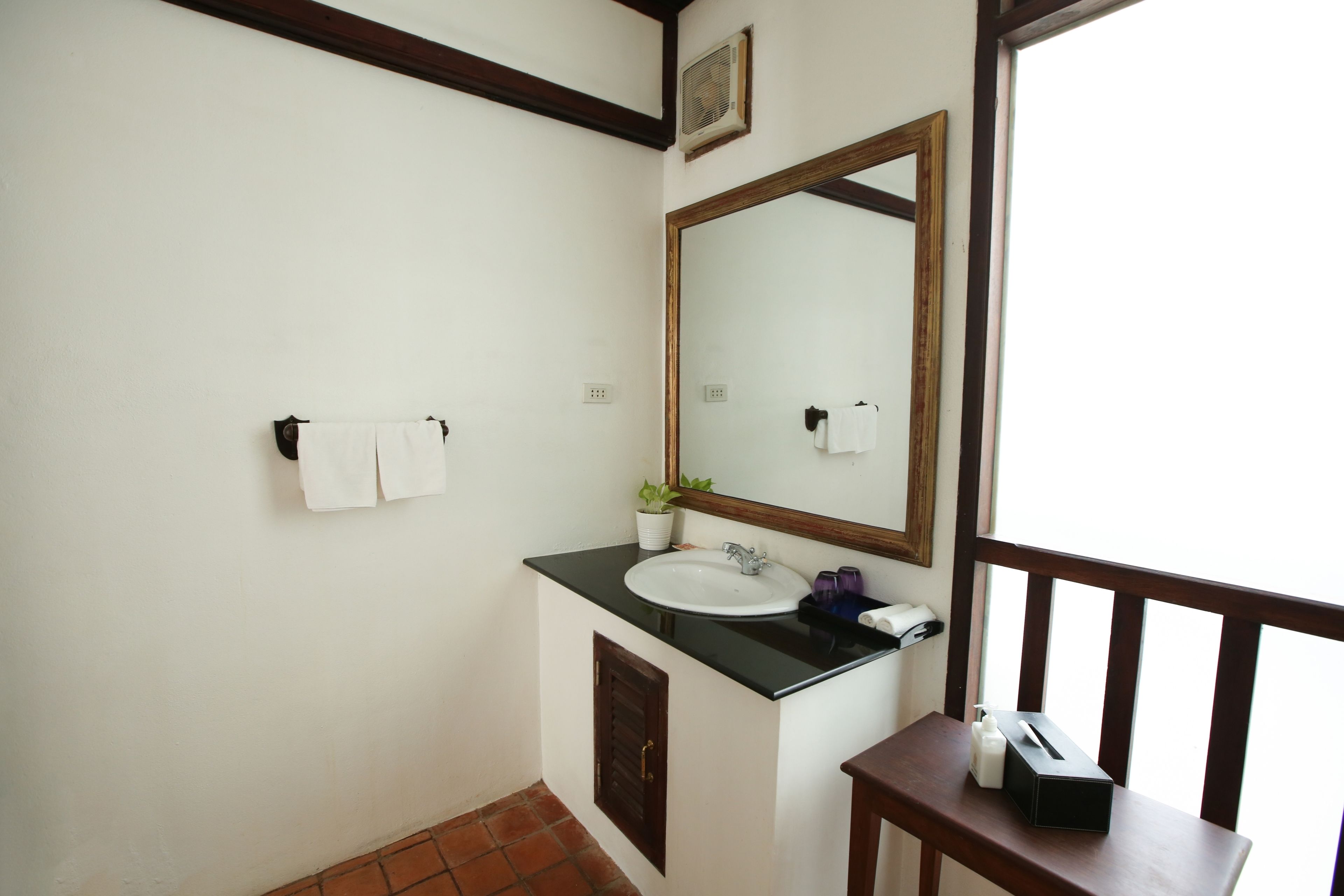 standard double room, ground floor | bathroom | free toiletries, hair dryer, slippers, towels