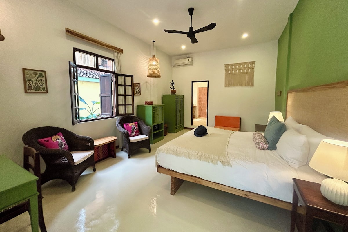 Deluxe Double or Twin Room, River View, Ground Floor | Bar mini, peti besi dalam bilik, meja, Wi-fi percuma 