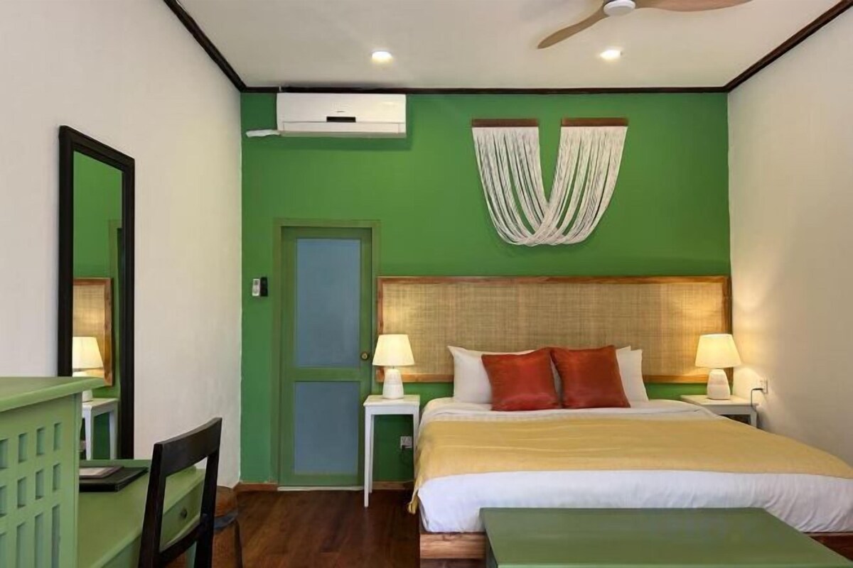 Minibar, in-room safe, desk, WiFi (free)