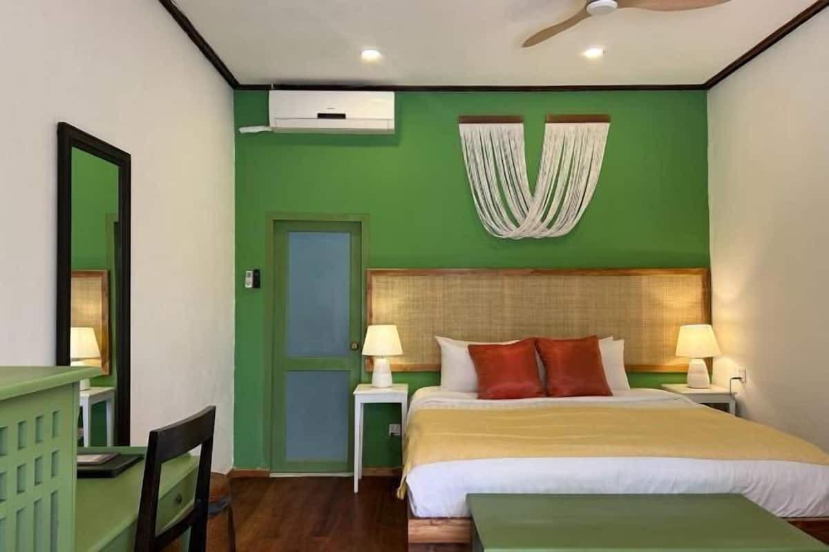 Minibar, brankas, meja kerja, dan Wi-Fi gratis