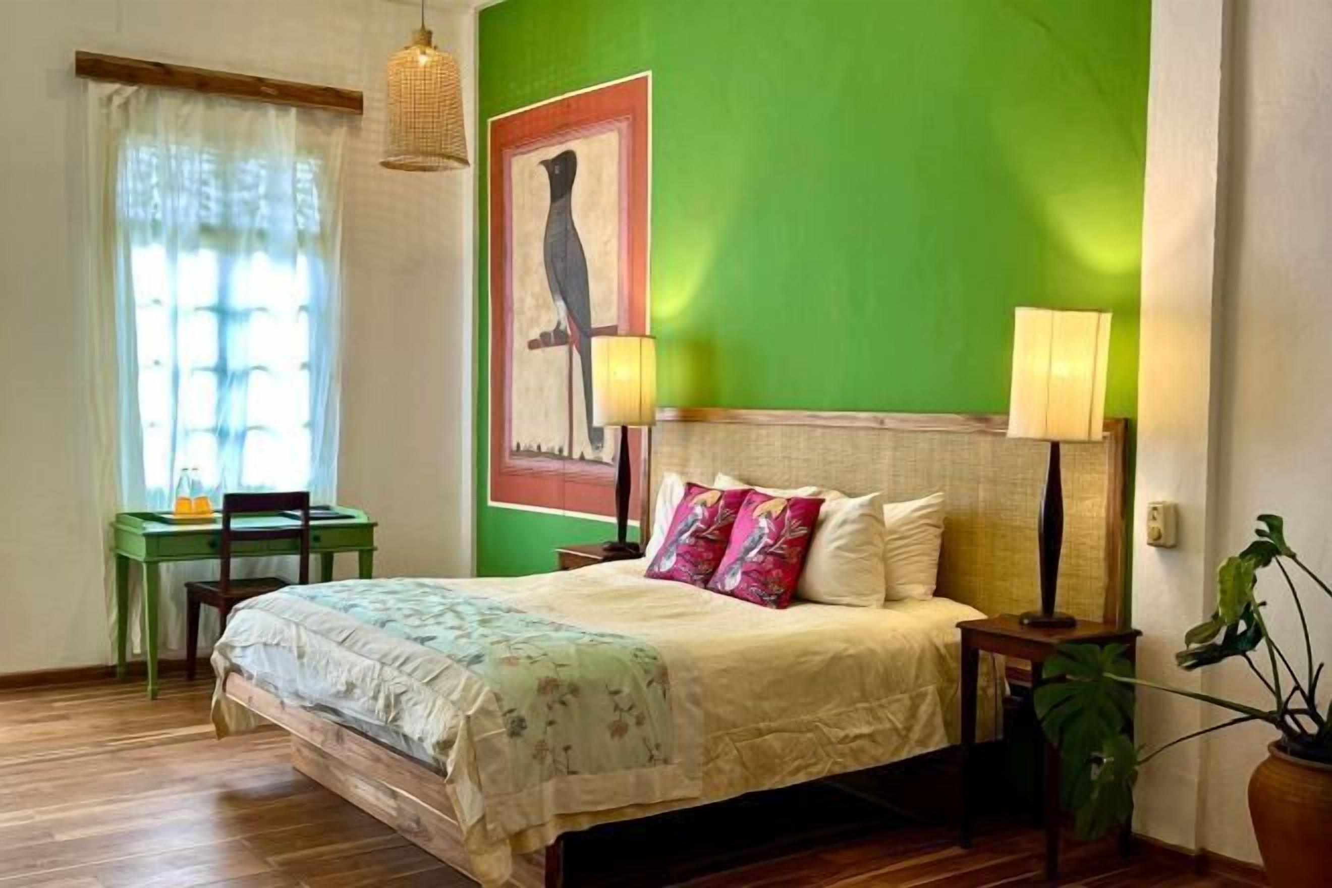 Minibar, brankas, meja kerja, dan Wi-Fi gratis