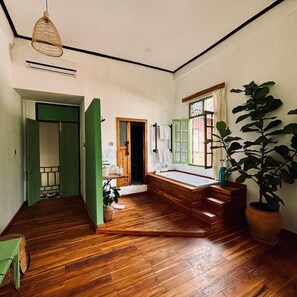 Kamar Double atau Twin Deluks, pemandangan sungai | Minibar, brankas, meja kerja, dan Wi-Fi gratis